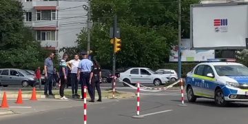 Poliţişti atacaţi cu toporul, bărbat împuşcat