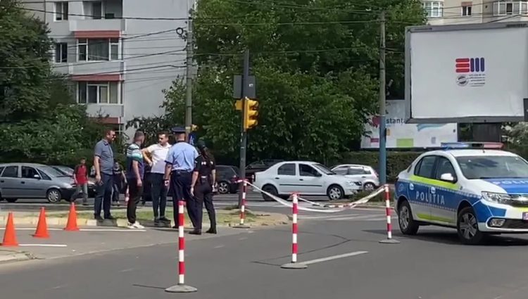 Poliţişti atacaţi cu toporul, bărbat împuşcat