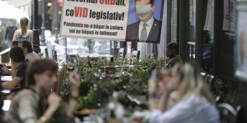 Angajații din sectorul HoReCa au protestat la locul de muncă, nemulțumiți de măsurile pentru combaterea pandemiei care-i afectează