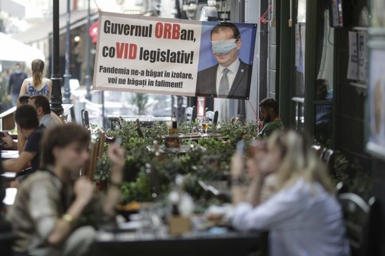 Angajații din sectorul HoReCa au protestat la locul de muncă, nemulțumiți de măsurile pentru combaterea pandemiei care-i afectează