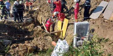 Bărbatul aflat în groapa de pământ este conștient, fiind predat echipajului SMURD