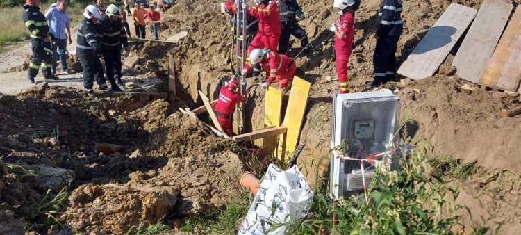 Bărbatul aflat în groapa de pământ este conștient, fiind predat echipajului SMURD