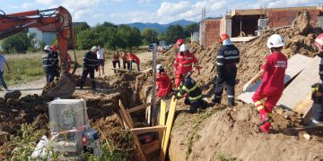 Bărbat surprins sub un mal de pâmânt, pe o stradă din Baia Mare