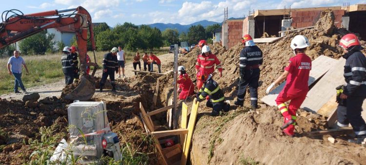 Bărbat surprins sub un mal de pâmânt, pe o stradă din Baia Mare