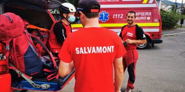 Salvamontiştii maramureşeni au intervenit la Lacul Albastru pentru a da primul ajutor unei turiste accidentate