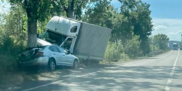 Impact violent pe DN 1C, în zona Stejarul – FOTO