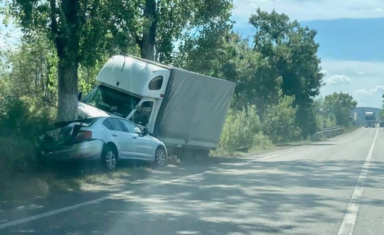 Impact violent pe DN 1C, în zona Stejarul – FOTO