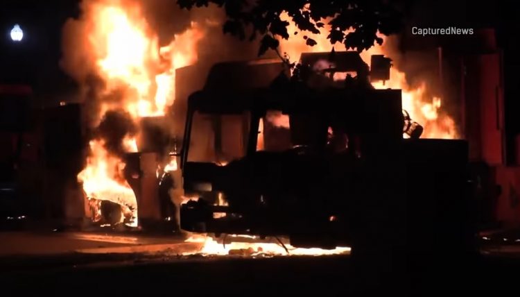 Proteste violente şi stare de urgență în SUA după împușcarea unui bărbat de culoare