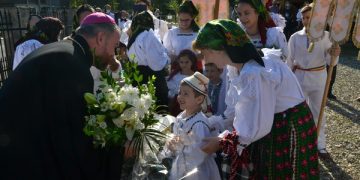 PS Vasile Bizău, la sfințirea bisericii din Vișeu de Mijloc: „Atunci când sfințim o biserică, suntem siguri că Dumnezeu primește acest dar, pe care comunitatea îl oferă”