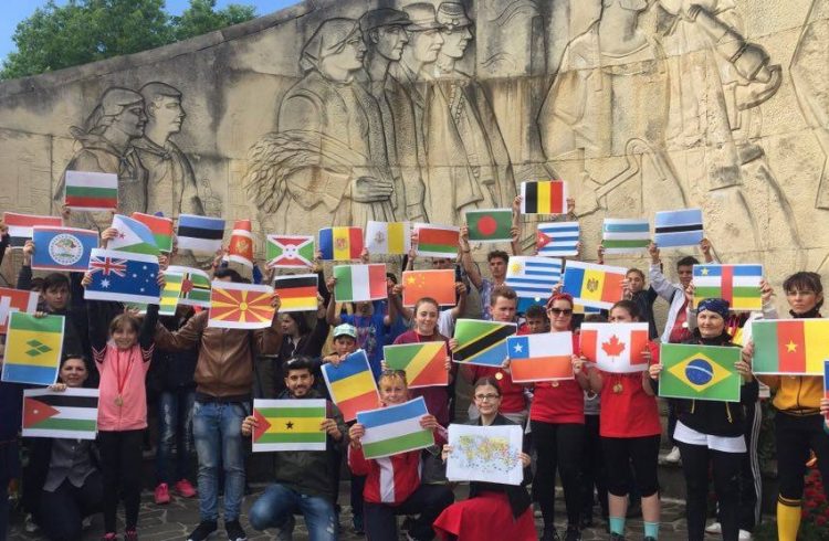 Tinerilor, astăzi este ziua voastră! La mulți ani!