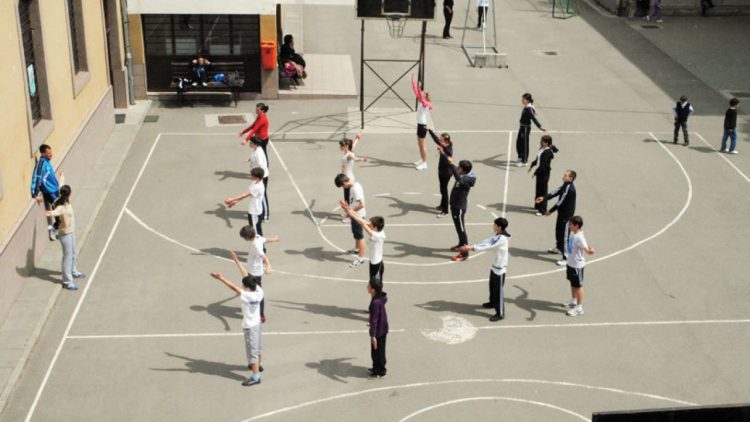 Școala românească: Un profesor de sport a fost arestat pentru acte sexuale cu minore