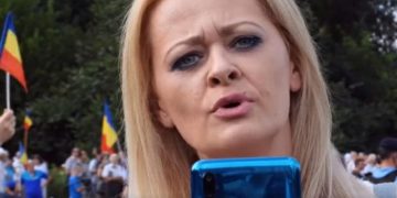 Oana Lovin şi Codruţa Cerva au fost oprite de jandarmi, cu puțin timp înainte de declarațiile lui Klaus Iohannis