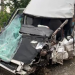 Un TIR scăpat de sub control într-o curbă periculoasă, a spulberat o autoutilitară