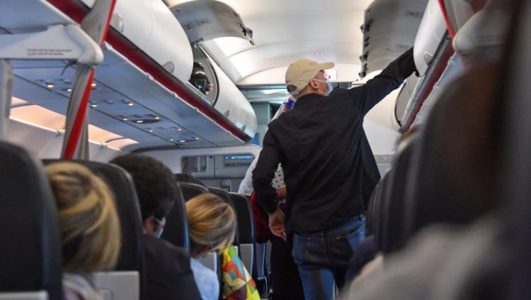 Cum ne protejăm de coronavirus în avion