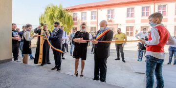 Candidatul PNL la CJ Constanța a tăiat panglica unei școli nefuncționale, cu elevi aduși de-acasă…