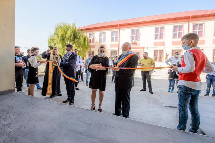 Candidatul PNL la CJ Constanța a tăiat panglica unei școli nefuncționale, cu elevi aduși de-acasă…