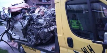 Doi pompieri au murit pe șosea, striviți în mașina intrată sub un TIR