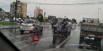 Impact între două maşini în Baia Mare, la intersecţia dintre bulevardele Decebal şi Independenţei – foto