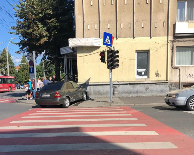 Impact violent între două maşini la intersecţia dintre Bd. Bucureşti şi str. Culturii – foto