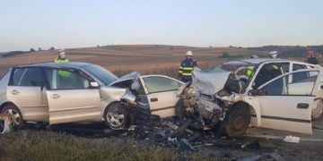 Accident cumplit. Trei morți şi doi grav răniţi, după ce două mașini s-au lovit frontal