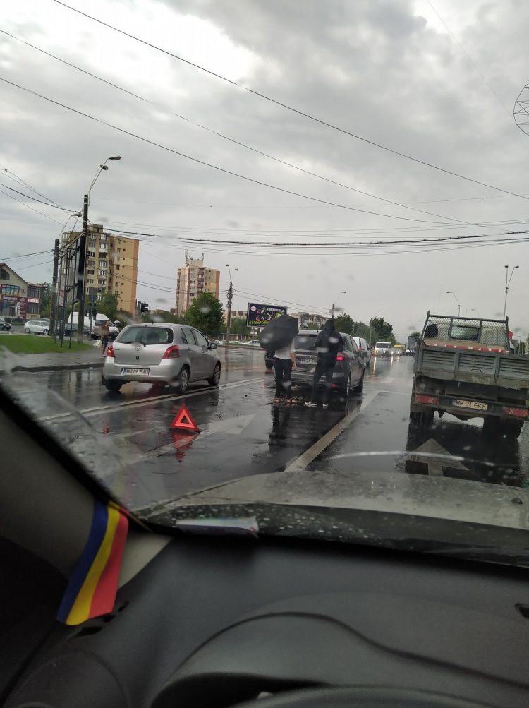 Impact între două maşini în Baia Mare, la intersecţia dintre bulevardele Decebal şi Independenţei – foto