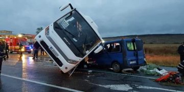 S-a activat Planul Roşu! Un TIR a izbit un autobuz care s-a răsturnat peste un microbuz: un mort şi şase răniţi