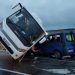 S-a activat Planul Roşu! Un TIR a izbit un autobuz care s-a răsturnat peste un microbuz: un mort şi şase răniţi