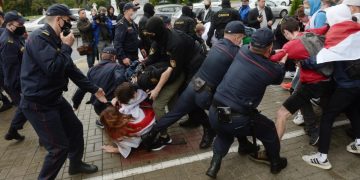 Violențe în Belarus. Studenți luați brutal pe sus de poliție și duși în arest