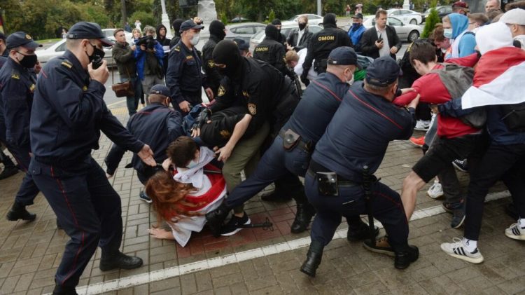 Violențe în Belarus. Studenți luați brutal pe sus de poliție și duși în arest