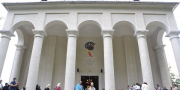 Sfântă liturghie şi pelerinaj de Sărbătoarea Nașterii Maicii Domnului la Şişeşti, la biserica ctitorită de părintele Vasile Lucaciu