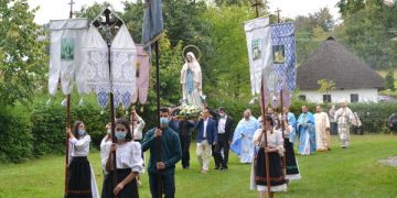 Sfântă liturghie şi pelerinaj de Sărbătoarea Nașterii Maicii Domnului la Şişeşti, la biserica ctitorită de părintele Vasile Lucaciu