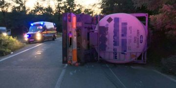 O cisternă încărcată cu 32 de tone de kerosen s-a răsturnat: combustibilul curge pe carosabil