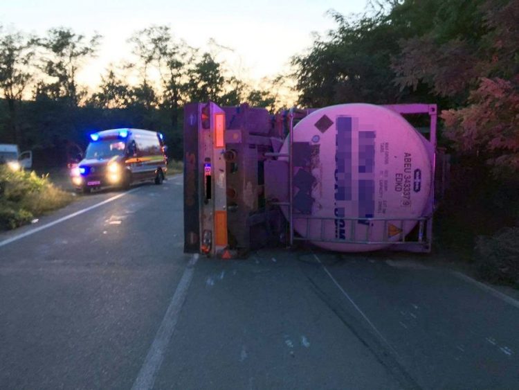 O cisternă încărcată cu 32 de tone de kerosen s-a răsturnat: combustibilul curge pe carosabil