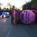 O cisternă încărcată cu 32 de tone de kerosen s-a răsturnat: combustibilul curge pe carosabil