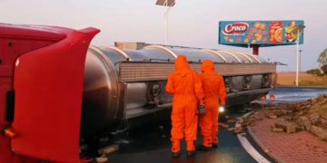 Risc ridicat de explozie, după ce o cisternă încărcată cu diluant s-a răsturnat
