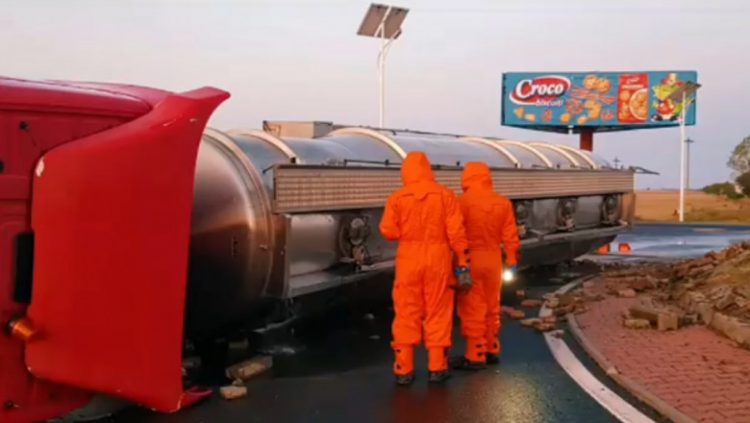 Risc ridicat de explozie, după ce o cisternă încărcată cu diluant s-a răsturnat