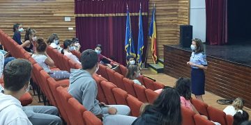 Poliţiştii, ultima întâlnire cu copiii din tabăra organizată la Centrul Cultural şi Sportiv „Pintea Viteazul” Cavnic