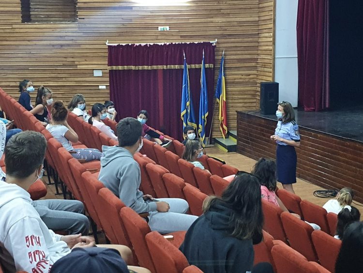 Poliţiştii, ultima întâlnire cu copiii din tabăra organizată la Centrul Cultural şi Sportiv „Pintea Viteazul” Cavnic
