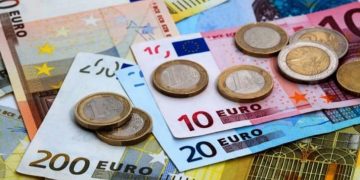 Euro atinge un nou record istoric, în raport cu moneda națională