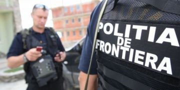 Polițiștii de frontieră au depistat ieri 25 de cetățeni străini, ascunși în două mijloace de transport la P.T.F. Nădlac II