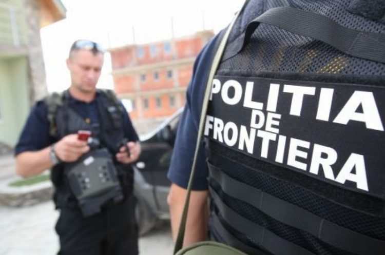 Polițiștii de frontieră au depistat ieri 25 de cetățeni străini, ascunși în două mijloace de transport la P.T.F. Nădlac II