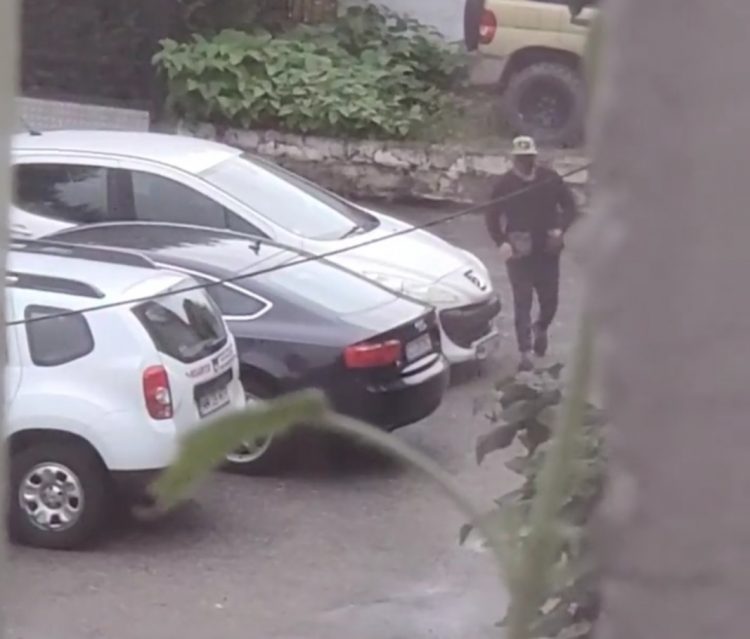 Atenție la mașini, băimăreni! Un presupus hoț de mașini se plimbă nestingherit pe străzile orașului