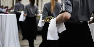 Se închid din nou restaurantele în mai multe localități din România, din cauza numărului mare de infectări cu COVID-19