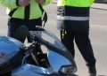 Trei infracţiuni, un singur autor: un bărbat din Baia Sprie s-a urcat băut și fără permis pe un moped neînregistrat, apoi a acroşat o maşină
