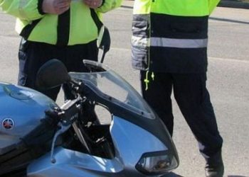 Trei infracţiuni, un singur autor: un bărbat din Baia Sprie s-a urcat băut și fără permis pe un moped neînregistrat, apoi a acroşat o maşină