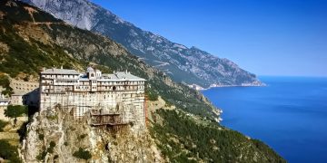 Coronavirusul loveşte o mănăstire de la Muntele Athos, unde cel puțin opt călugări sunt infectați