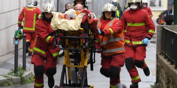 Atac sângeros cu maceta în fața redacției Charlie Hebdo din Paris