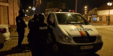 Un tânăr de 21 de ani a acroșat o mașină de Poliție care îl urmărea, iar după aceea s-a oprit într-un cap de pod