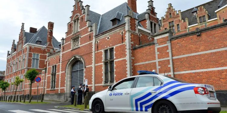 Patru bărbați au deturnat un elicopter în Belgia. Au vrut să îl folosească pentru evadarea unor dețiunți