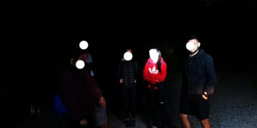 Şapte tineri turişti, rătăciţi prin Munţii Ţibleş, găsiţi teferei de salvamontiştii maramureşeni